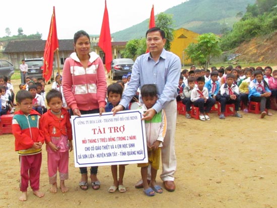 Phó Bí thư Tỉnh ủy Trần Văn Minh trao tiền hỗ trợ của Công ty Hoa Lâm cho cô giáo Thiết và 4 học trò.