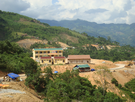Cả xã Sơn Liên chỉ có một trường tiểu học vừa xây dựng xong nhưng còn bề bộn sau 3 năm rưỡi thi công.