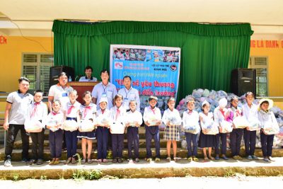 Các tổ chức thiện nguyện Quảng Ngãi tặng quà cho học sinh xã Sơn Tân, huyện Sơn Tây.